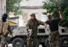 На Луганщині бойовики на БТРі розтрощили дві автівки і влаштували стрілянину