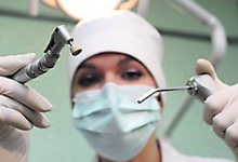 У Польщі стоматолог видалила колишньому хлопцю всі зуби