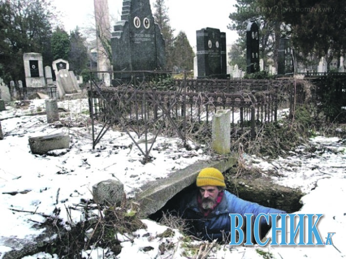 15 років живе на кладовищі