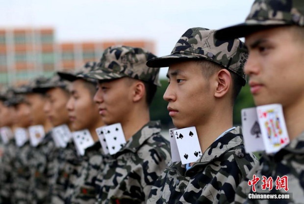 Китайським студентам на уроках військової підготовки зв’язують ноги мотузкою, щоб навчити марширувати