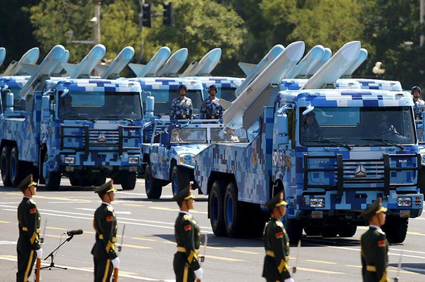 Китай «пограв м’язами», показавши на воєнному параді технічну міць