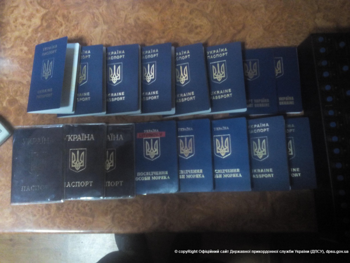 На в’їзді у Крим затримали чоловіка з пачкою паспортів