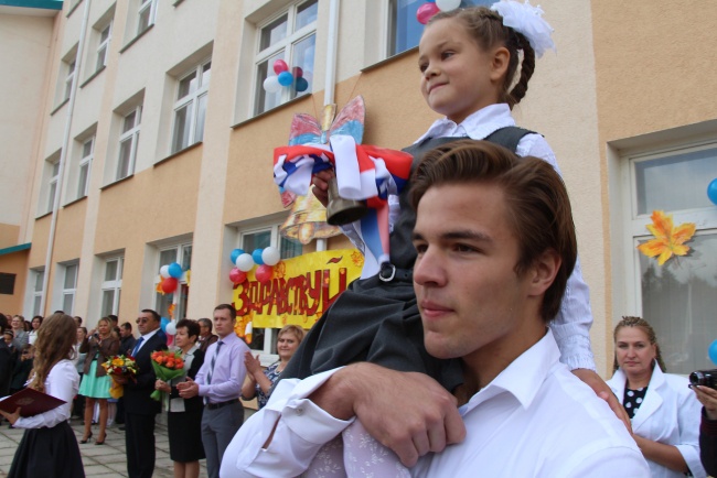 В Московській області учитель на лінійці до Дня знань наказав дітям бути «єдіним мощьним кулаком, когда в странє война»