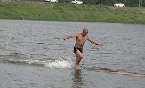 Шаолінський монах бігає по воді
