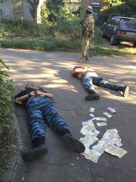 У зоні АТО на хабарі затримали бійців добровольчого спецбатальйону міліції
