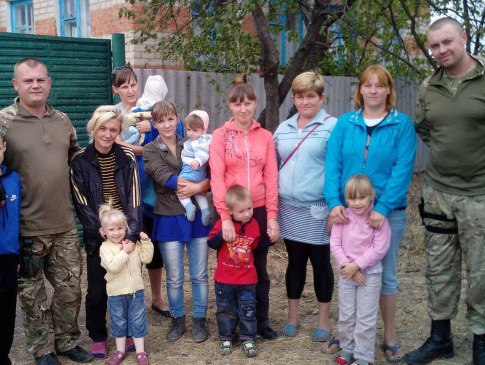 На Луганщині військові допомагають малозабезпеченим сім’ям