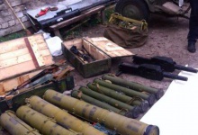 На Луганщині виявили один з найбільших за часів АТО підпільний склад зброї