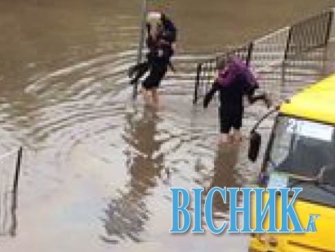 У Львові нові поліцейські на руках виносили людей із затопленої маршрутки