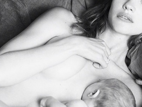 «Інстаграм» заполонили «брелфі» — фото матусь, які годують малюків груддю