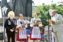 Богиня фотошопу: директорка білоруського ринку «вклеювала» себе у корпоративні фото