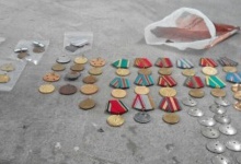 Українець хотів вивезти у Польщу півсотні орденів і медалей