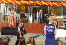 У Росії на відкритті магазину перед дітьми танцювали стриптизерки
