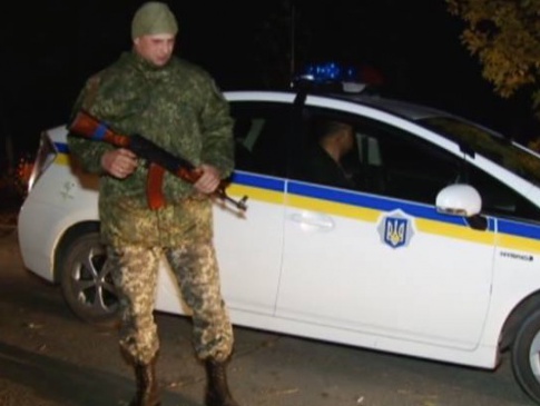 П’яний начальник митного посту намагався прорватися у Крим і давив активістів