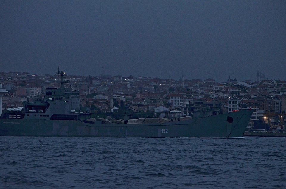 Український волонтер відзняв російські кораблі, які везуть військову техніку у Сирію через Босфор
