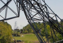 На межі з Кримом підірвали дві високовольтні електроопори