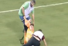 У Греції працівники стадіону покарали футболіста-симулянта