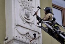 В Донецьку збили тризуби з будівлі водоканалу — останню символіку України в місті