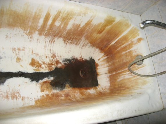 Волинянин півтора місяці прожив з трупом матері у ванній