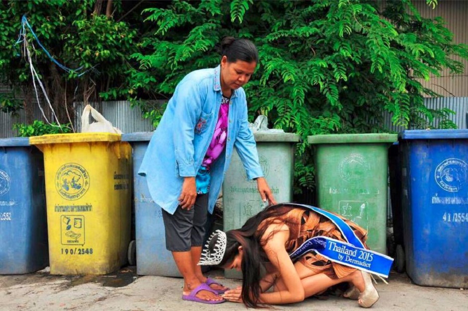 Таїландська королева краси впала на коліна перед матір’ю-сміттяркою