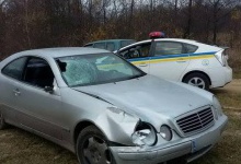 На Львівщині водій збив двох пішоходів, покинув авто і втік