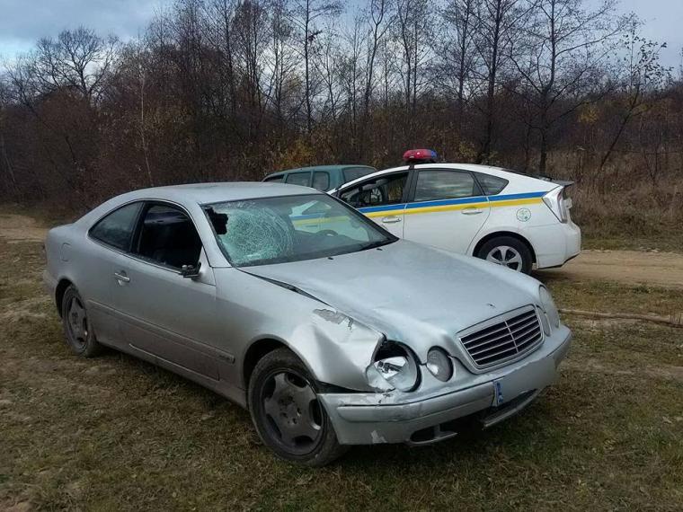 На Львівщині водій збив двох пішоходів, покинув авто і втік
