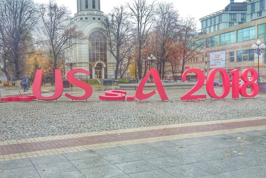 У центрі Калінінграда вітер перетворив напис «Russia» на «USA»