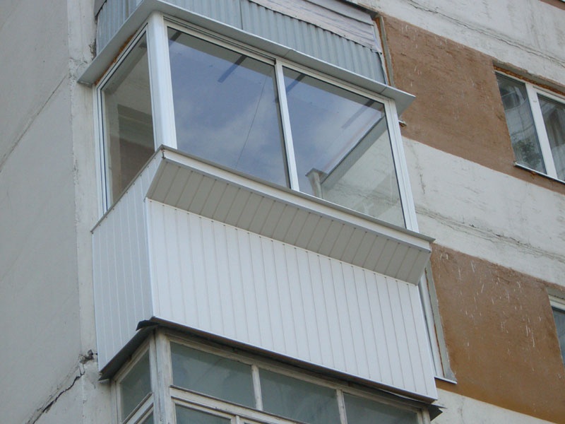 У Луцьку судили підлітка, який з балкона жбурляв непотріб по перехожих