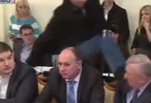 Депутат-хуліган Парасюк вдарив ногою в обличчя заступника голови СБУ