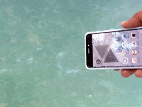 З’явився смартфон, яким можна користуватися у воді