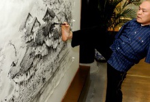 Безрукий китайський художник малює правою ногою