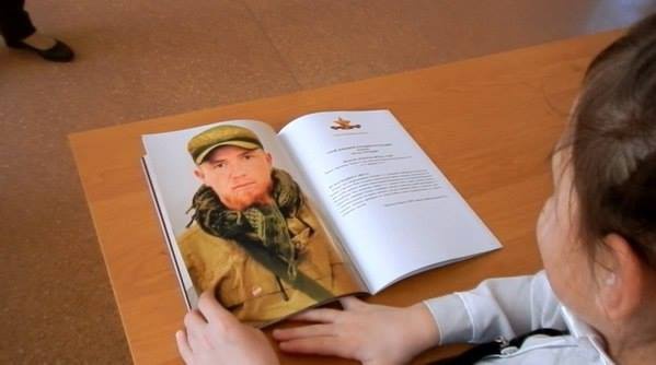 У школах окупованого Донецька дітей вчать наслідувати приклад «героїв республіки» Мотороли і Гіві
