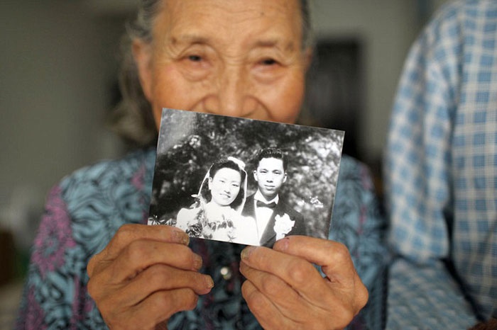 У Китаї літня пара відтворила весільні фото через 70 років шлюбу