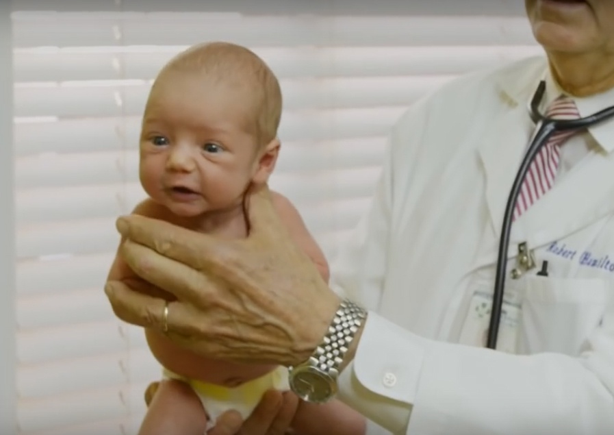 Педіатр з 30-літнім стажем показав, як за секунди заспокоїти немовля