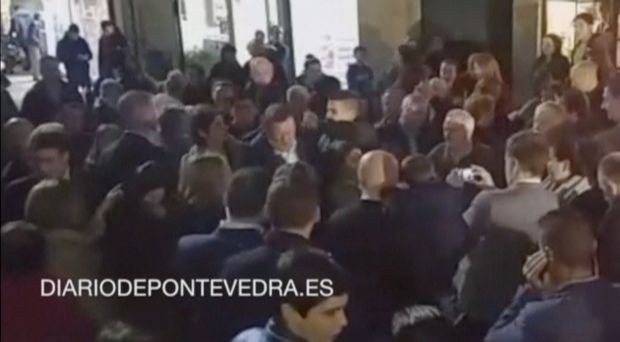 На прем’єр-міністра Іспанії напав підліток — охорона «проспала» удар у голову