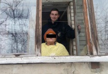 У Луцьку поліцейські виручили пенсіонерку з холодної пастки на балконі