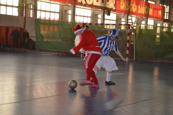 У Луцьку у міні-футбол грали Діди Морози і Снігуроньки