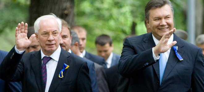 Печерський суд арештував пенсії Януковича і Азарова