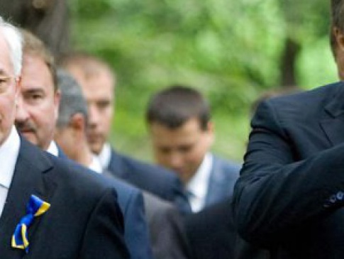 Печерський суд арештував пенсії Януковича і Азарова