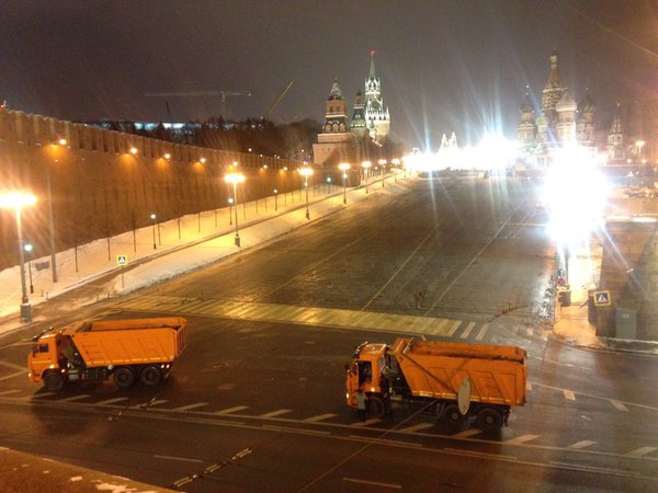 Проти ночі у Москві перекрили Червону площу, з Кремля виїхала швидка