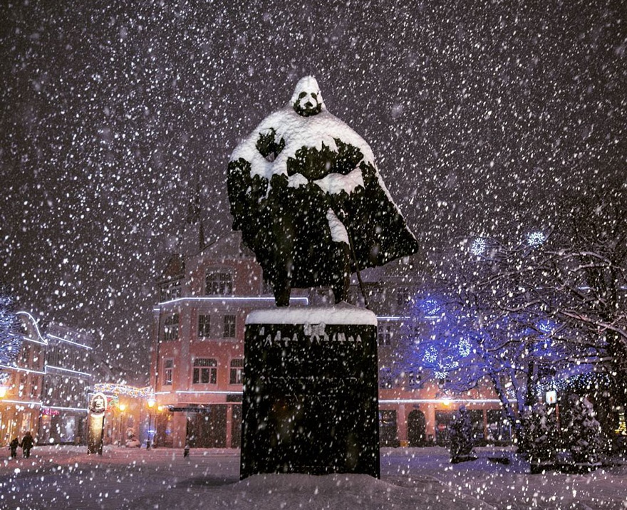 Ця статуя в польському місті в сніжний день — викапаний Дарт Вейдер