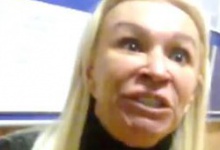 В Києві скандальна адвокатка-блондинка трощила меблі в поліцейському відділку