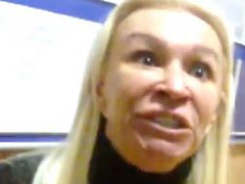 В Києві скандальна адвокатка-блондинка трощила меблі в поліцейському відділку