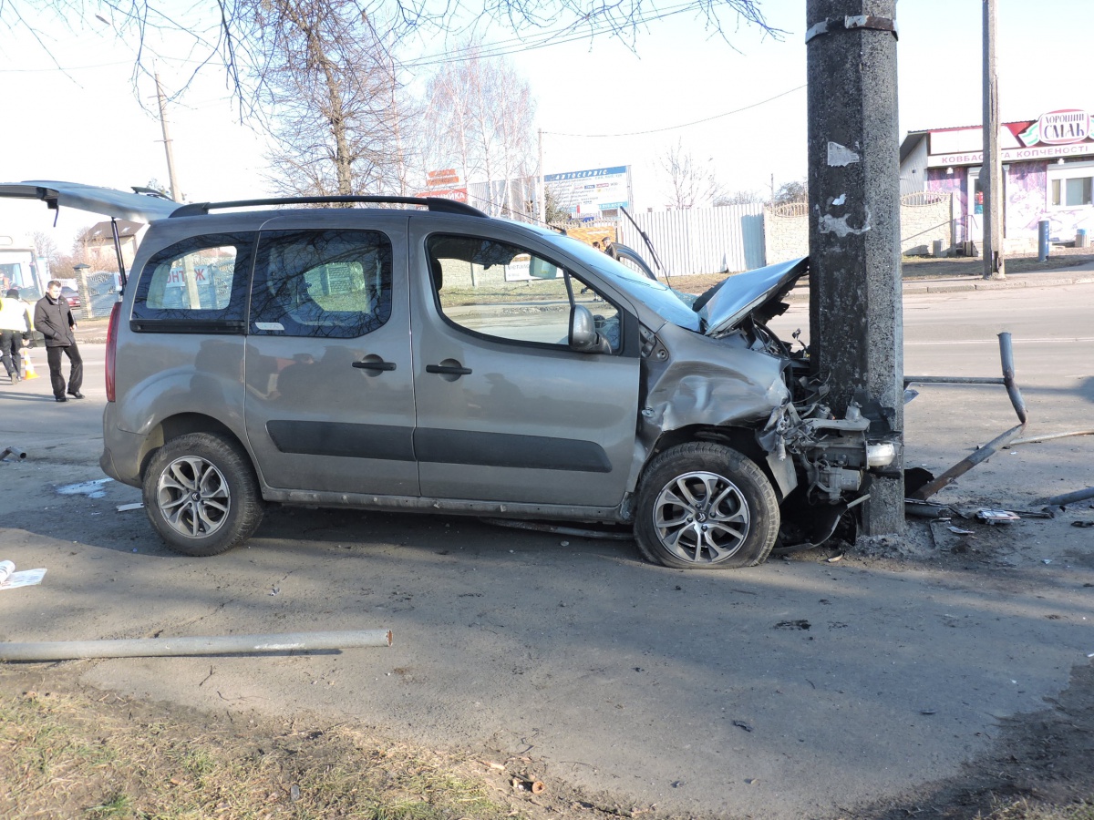 Після аварії на Львівській водія вирізали з машини