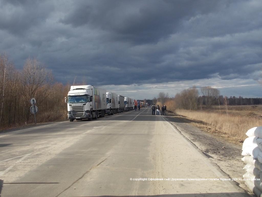 На волинсько-білоруському кордоні скупчення вантажівок з Росії, які об’їжджають Польщу