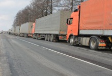 Уряд офіційно зупинив транзит російських вантажівок через Україну