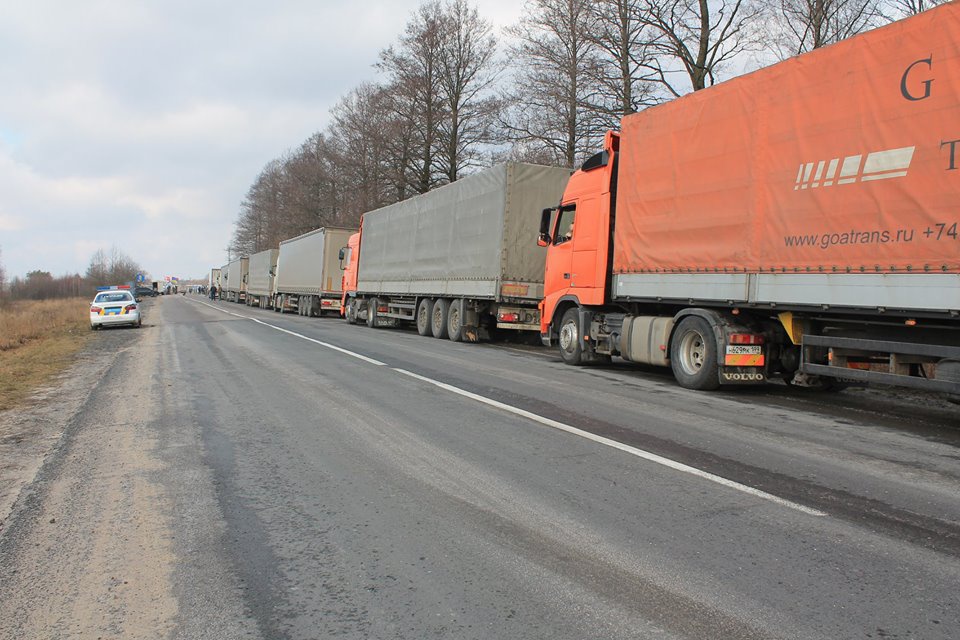 Уряд офіційно зупинив транзит російських вантажівок через Україну