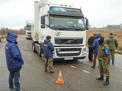 Поліція визволила з блокади волинських свободівців російські вантажівки
