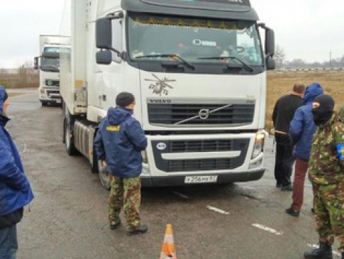 Поліція визволила з блокади волинських свободівців російські вантажівки