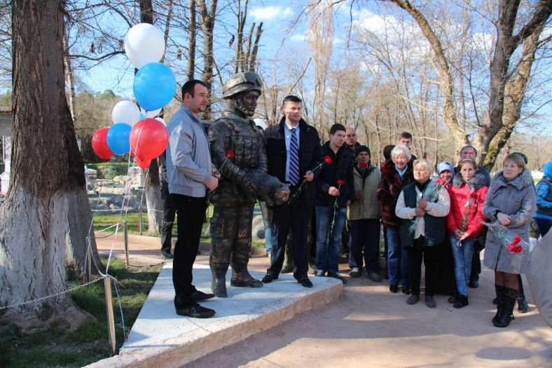 «Зоофіл»: В Криму відкрили пам’ятник зеленому чоловічку, який робить щось незрозуміле з котом