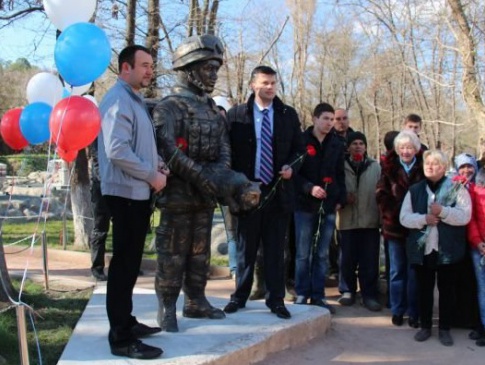 «Зоофіл»: В Криму відкрили пам’ятник зеленому чоловічку, який робить щось незрозуміле з котом
